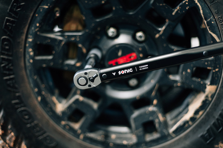 torque wrench on wheel
